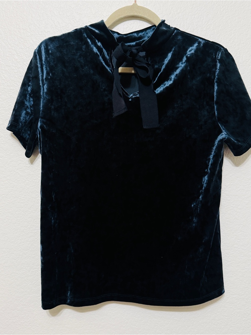14th & Union| EUC Navy Velvet Mock Neck Tie Back Top Size Small Women’s